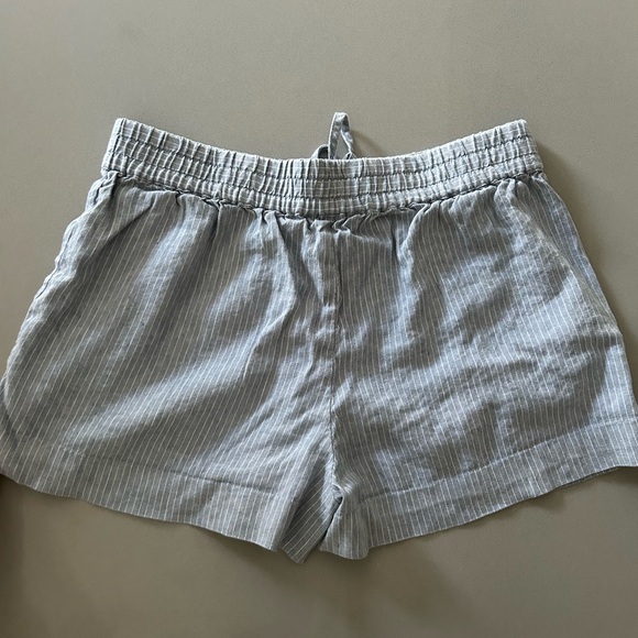 Club Monaco linen shorts. Size Small. - Picture 3 of 4